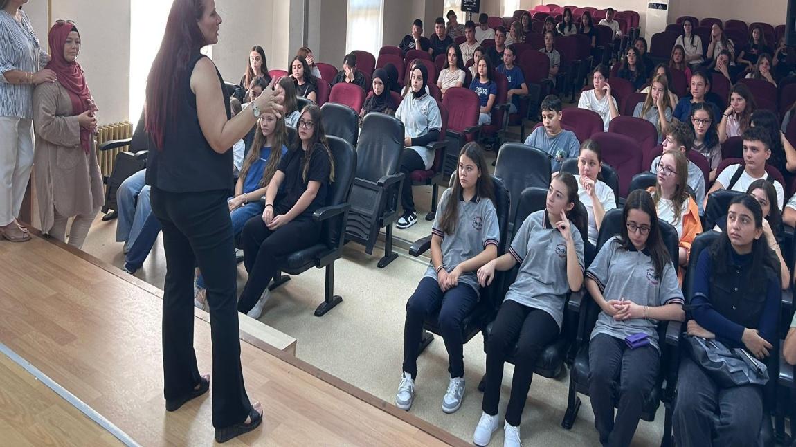 2025-2026 öğretim yılında okulumuza yerleşen 9. sınıf öğrencilerimize, Sağlık Hizmetleri ve Hasta Yaşlı Hizmetleri Alanlarımız hakkında tanıtım ve rehberlik yapıldı.